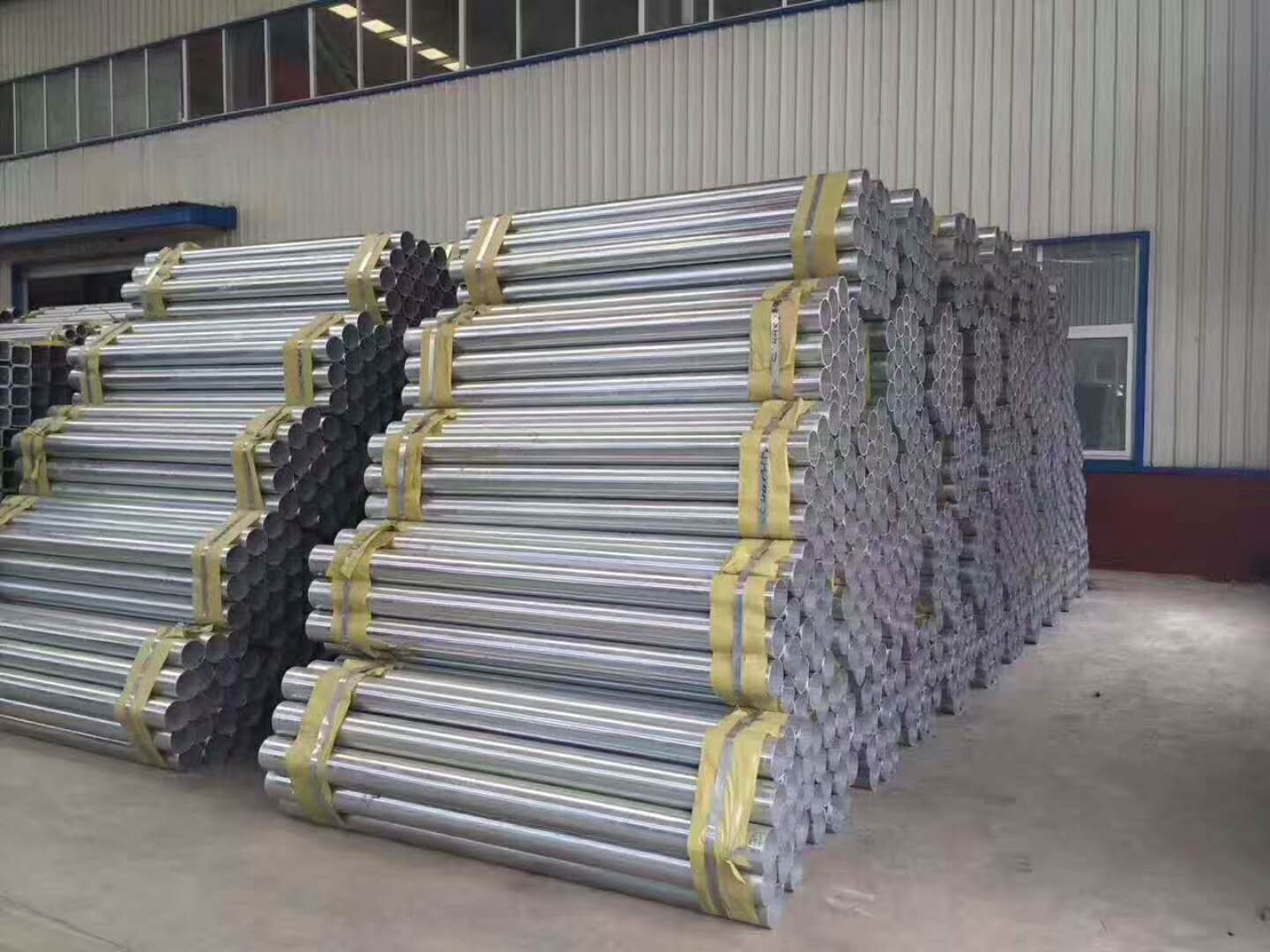 护栏生产厂家，湖北秭归波形护栏114镀锌立柱